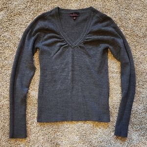Long sleeve gray v-neck sweater